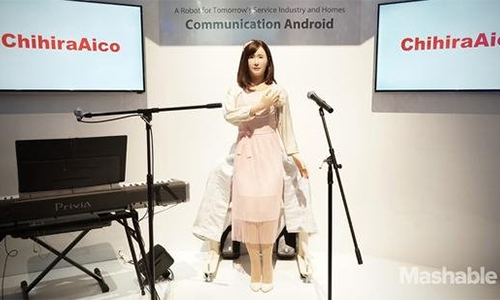 東芝機器人亮相CES：是個“妹子”